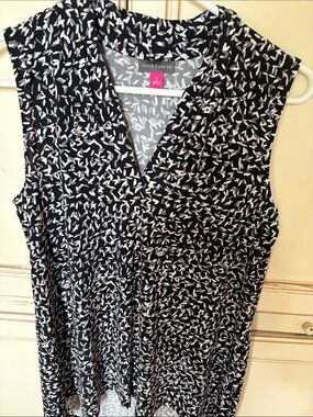 Vince Camuto Black Sleeveless V-Neck Tunic with White Abstract Print
